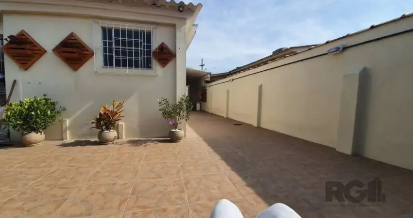 Casa com 3 quartos à venda na Rua dos Guenoas, 1324, Guarujá, Porto Alegre