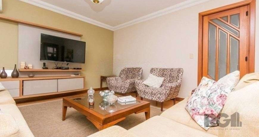 Casa de 380m² - 4 dormitórios, 2 suítes, 4 vagas no bairro Bom Jesus