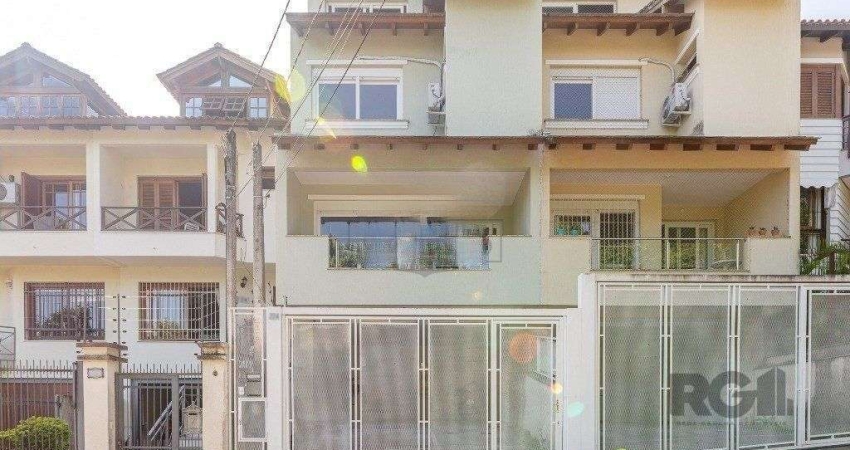 Sobrado no bairro Tristeza com 3 dormitórios sendo 1 suíte e s vagas