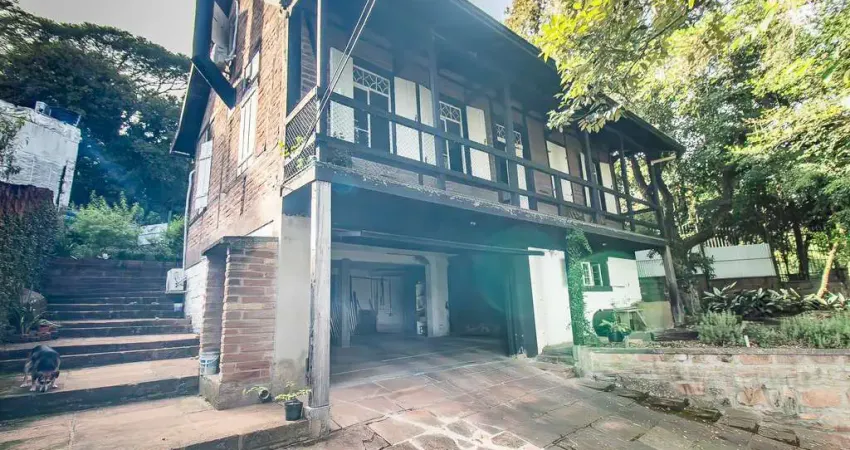 Casa Rústica (Enxaimel) com 3 pisos e pátios amplos.