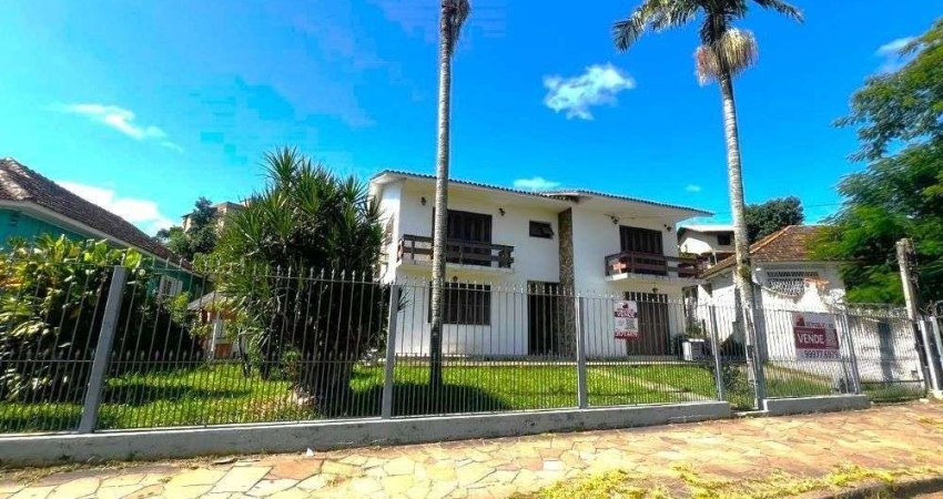 Casa com 351,60m2 de área construída em propriedade de 743m2 no Bairro Jardim Ca