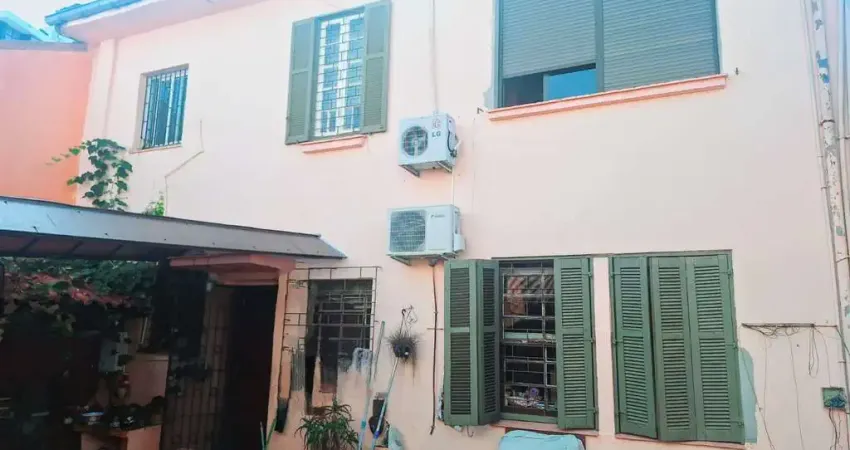 Comprar para reformar. casa com  5 quartos no bairro petrópolis!