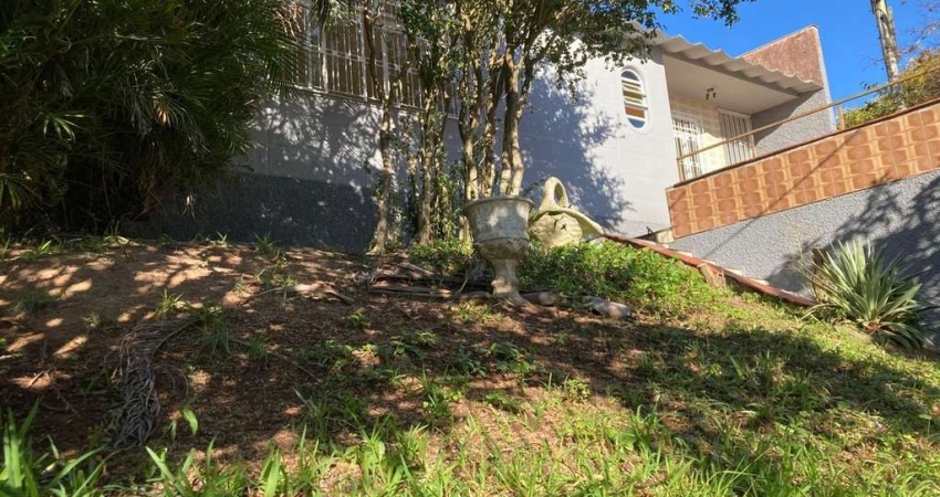 Casa 3 dormitórios, 3 banheiros, bairro Teresópolis.
