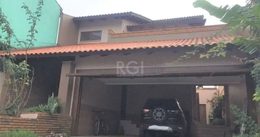 Casa de 270m² - 3 dormitórios, 1 suíte, churrasqueira, pátio e 3 vagas de garage