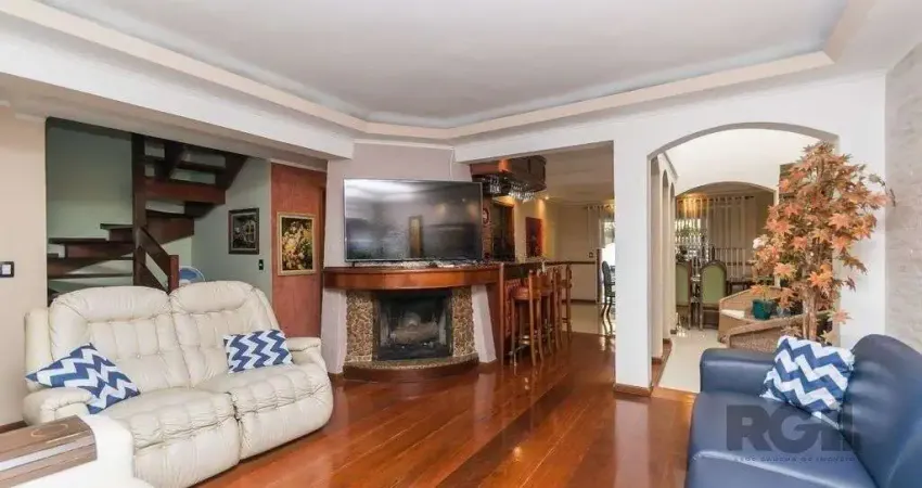 Casa 381m² - 5 dormitórios, 1 suíte, piscina e 6 vagas no bairro São Sebastião