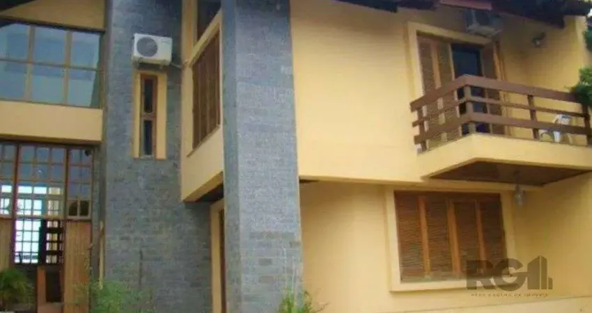 Casa de 370m² - 4 dormitórios, 2 suítes e 4 vagas de garagem no bairro Espírito