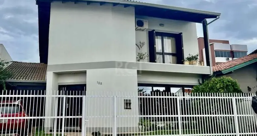 Casa para Venda - 240m², 4 dormitórios, sendo 2 suites, 3 vagas - Centro