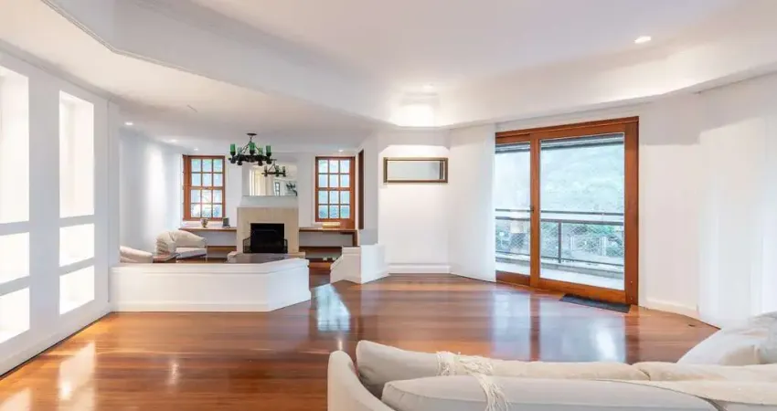 Vende-se apartamento de 309,10m² com 3 suítes e 3 vagas de garagem no bairro Aux