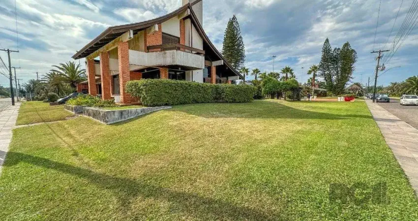 Icônica Casa para comprar  a poucos metros do mar em Atlântida