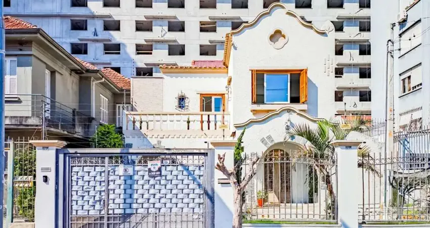 Casa com piscina e 5 vagas em frente ao Zaffari na Luiz Afonso
