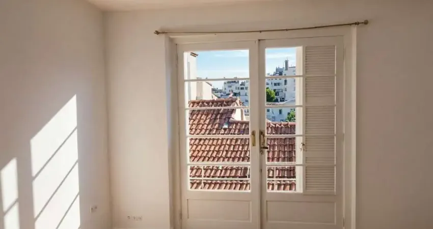 Vende-se apartamento com 2 quartos, 76m², sacada e 1 vaga - Auxiliadora