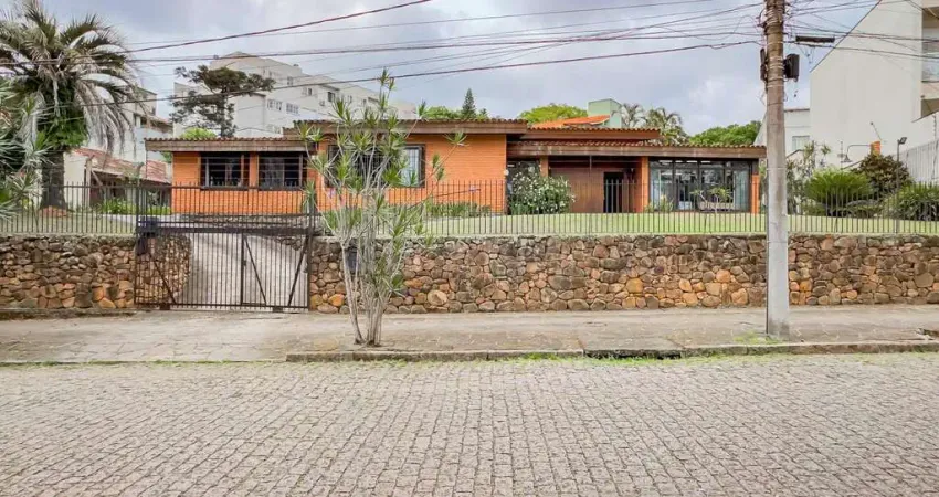 Casa com 3 quartos e 313m² à venda em Chácara das Pedras, Porto Alegre. Rua Joao
