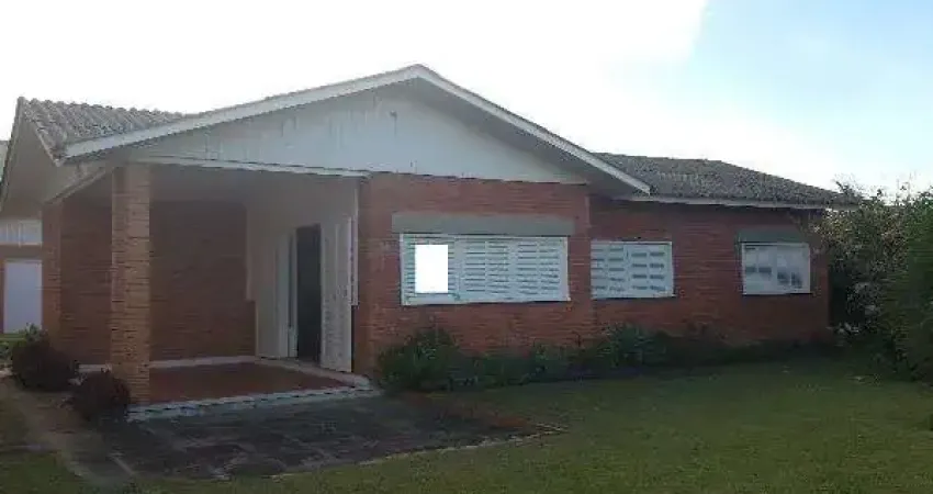 Casa para Venda - 200m², 3 dormitórios, 5 vagas - Atlântida