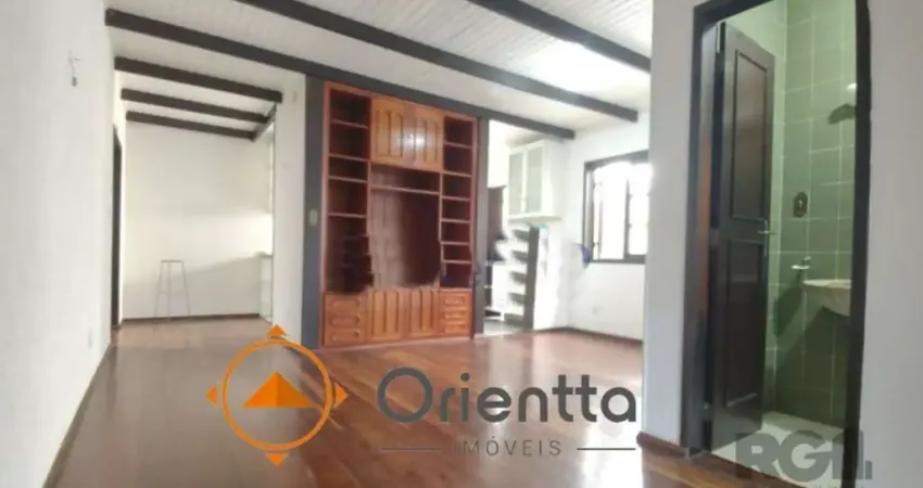 Casa ampla com 4 dormitórios, sendo 1 suíte, disponível para locação no bairro J