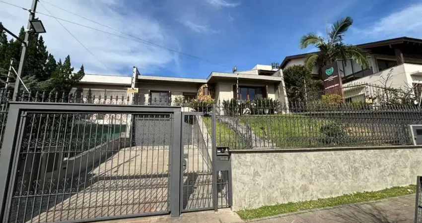 Casa 4 dormitórios, 1 suíte, 03 vagas, bairro três figueiras, porto alegre.