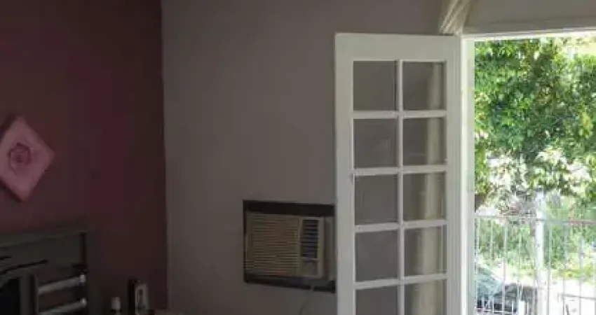 Sobrado dois dormitorios/ sala/ cozinha/ dois banheiros/ patio frente e fundos/