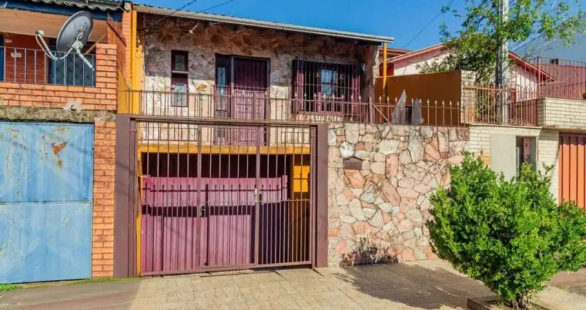 Casa com varanda fechada, 3 quartos, 2 vagas no bairro Farroupilha