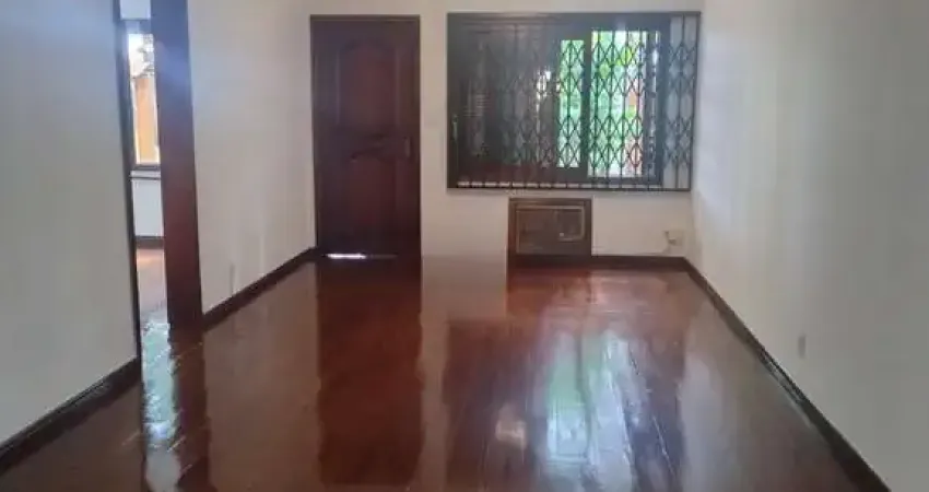 Casa 3 quartos, 4 vagas e churrasqueira no bairro Jardim São Pedro.