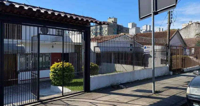 Casa de (3)três quartos, sendo uma suíte com duas vagas de garagem.