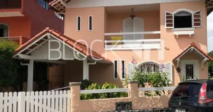 Casa em condomínio fechado com 5 quartos à venda na Rua Orlando de Souza, --, Quitandinha, Petrópolis