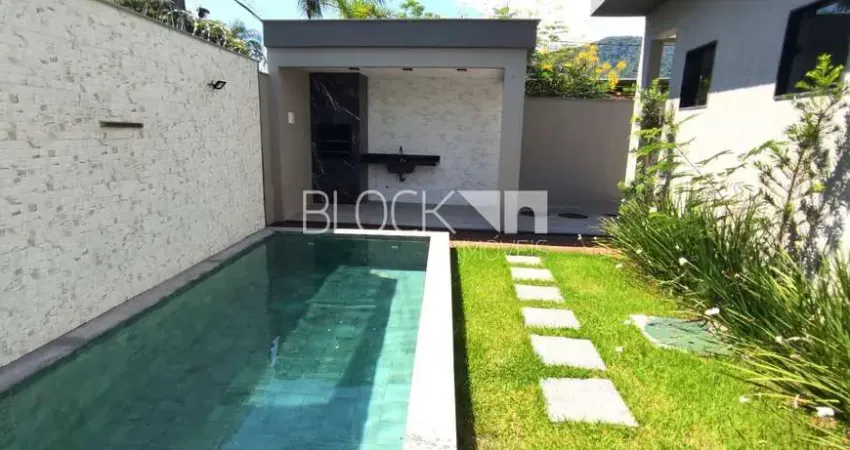Vargem Pequena | Casa de Condomínio 3 quartos, sendo 3 suites