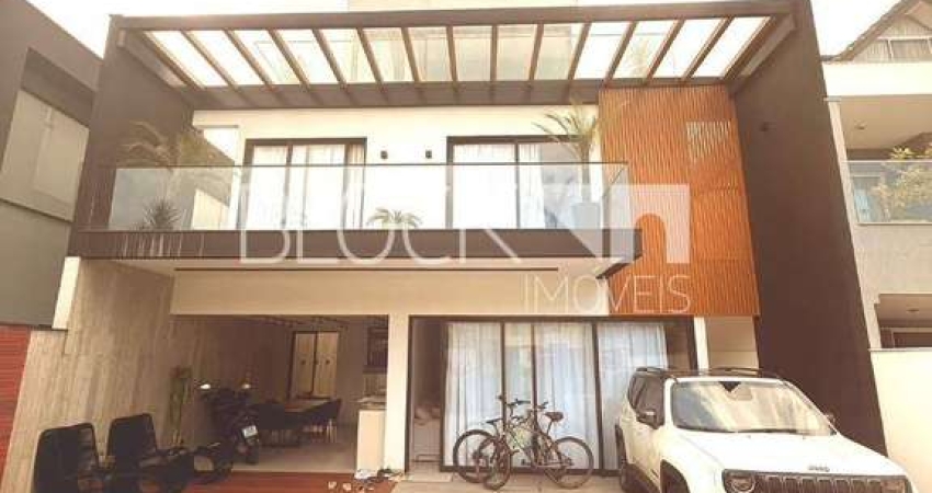 Recreio dos Bandeirantes | Casa de Condomínio 5 quartos, sendo 5 suites