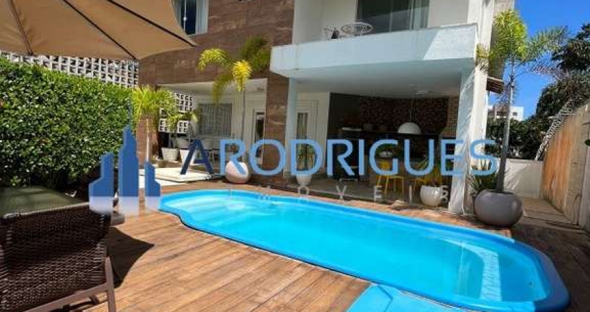 Casa de luxo à venda no Alphaville I: 6 quartos, 5 suítes, 4 salas, 4 banheiros, 5 vagas de garagem e 610m² de área. Jardim e aceita permuta!
