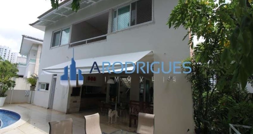 Imponente casa à venda no Alphaville I: 4 suítes, 3 salas, 6 banheiros, 4 vagas de garagem, 601m² de área privativa!