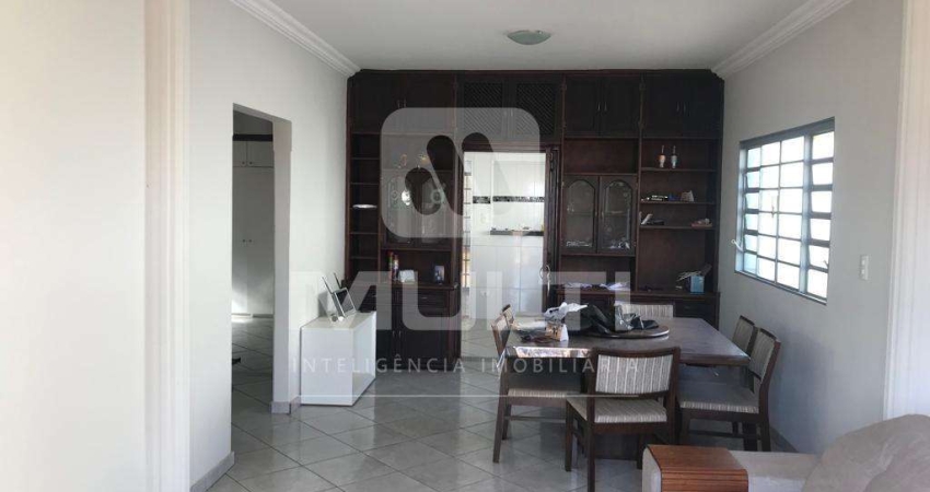 Casa com 4 quartos para alugar no Daniel Fonseca, Uberlândia 