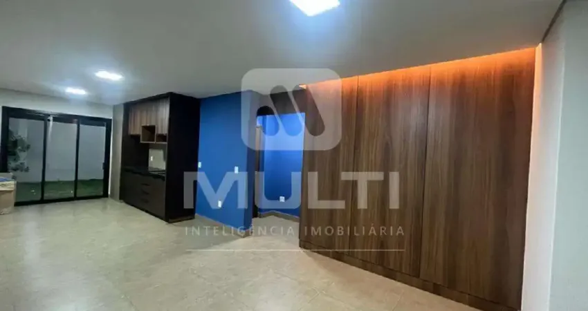 Casa com 3 quartos para alugar no Alto Umuarama, Uberlândia 