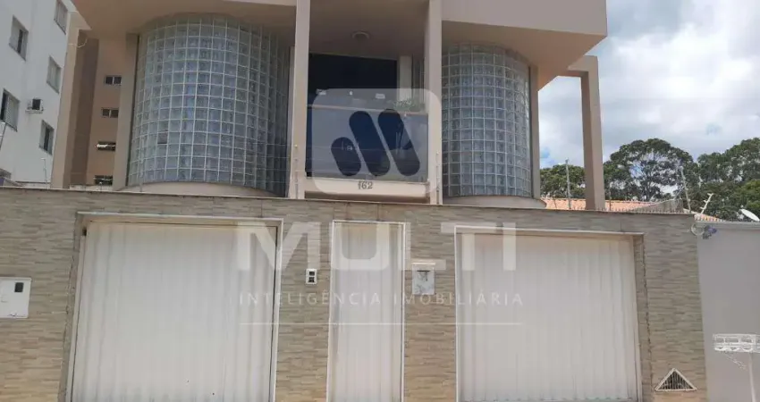 Casa com 4 quartos para alugar no Vigilato Pereira, Uberlândia 