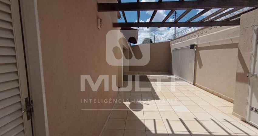 Casa com 3 quartos para alugar no Daniel Fonseca, Uberlândia 