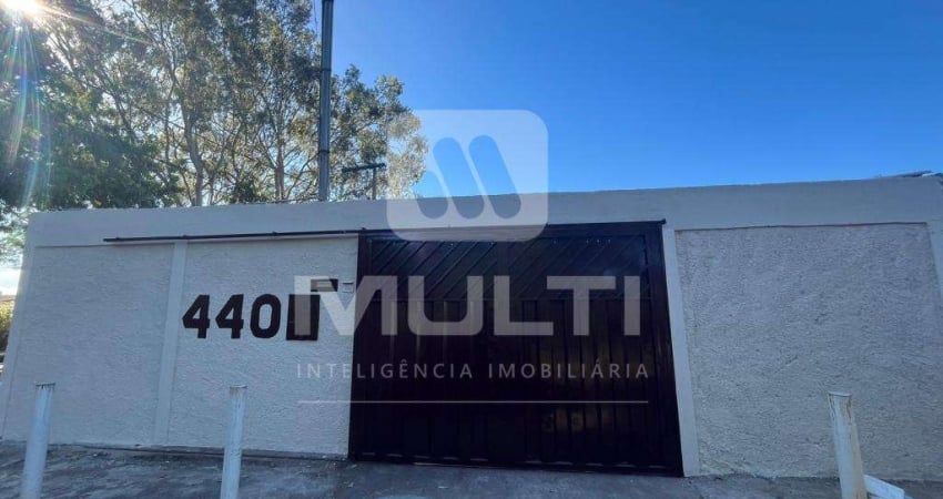 Casa com 3 quartos para alugar no Maravilha, Uberlândia 