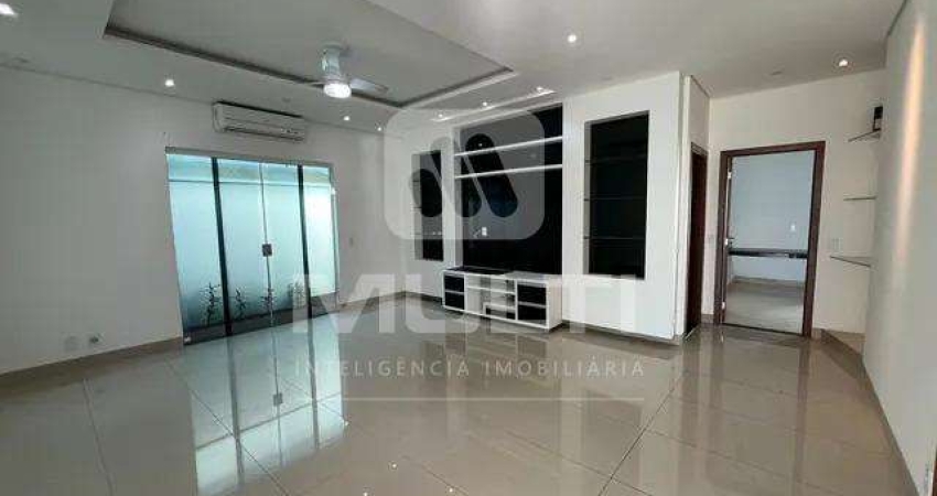 Casa em condomínio fechado com 3 quartos para alugar no Santa Mônica, Uberlândia 