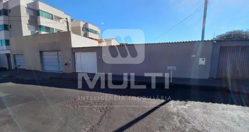 Casa com 3 quartos para alugar no Santa Mônica, Uberlândia 