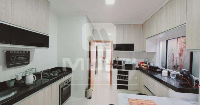 Casa com 3 quartos para alugar em Laranjeiras, Uberlândia 