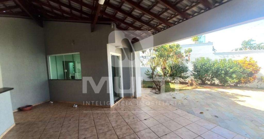 Casa com 3 quartos para alugar no Jardim Inconfidência, Uberlândia 