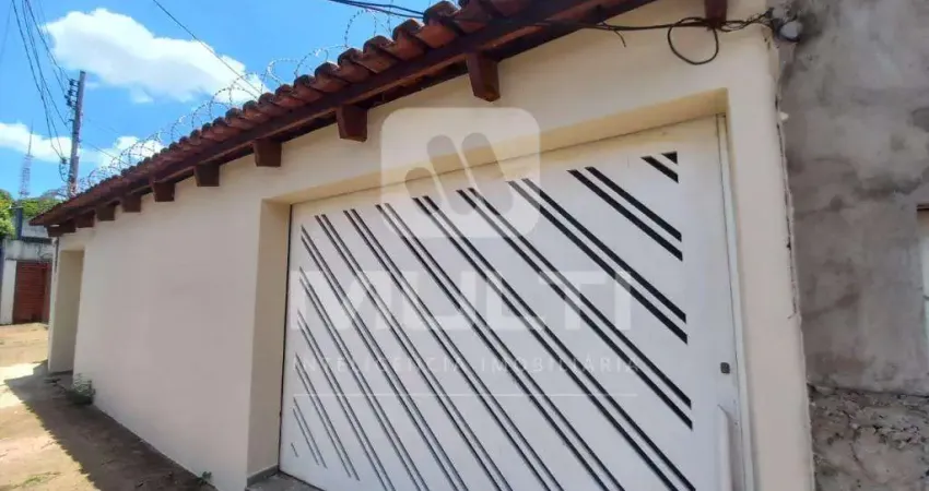 Casa com 3 quartos para alugar no Umuarama, Uberlândia 