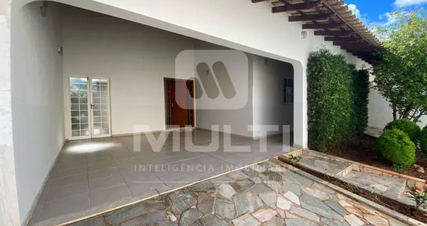 Casa com 3 quartos para alugar no Santa Mônica, Uberlândia 