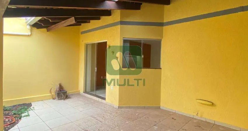 Casa com 3 quartos para alugar no Santa Mônica, Uberlândia 