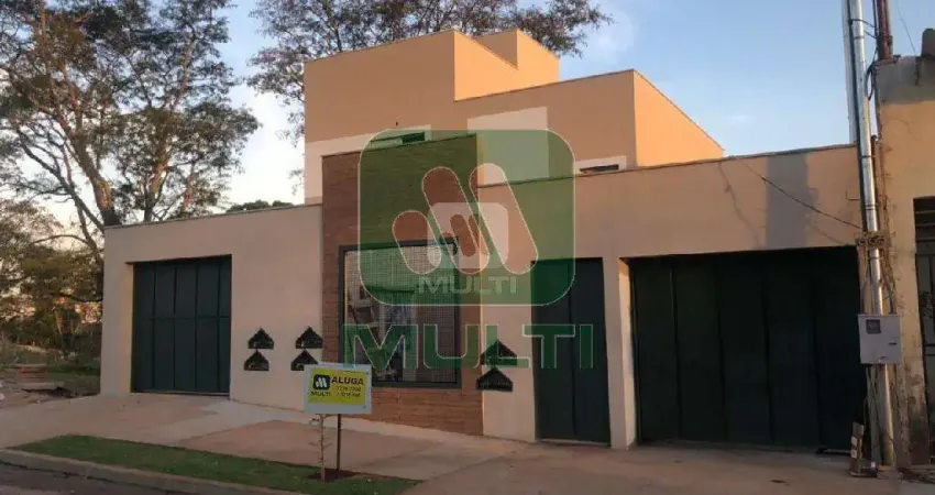 Casa com 2 quartos para alugar na Cidade Jardim, Uberlândia