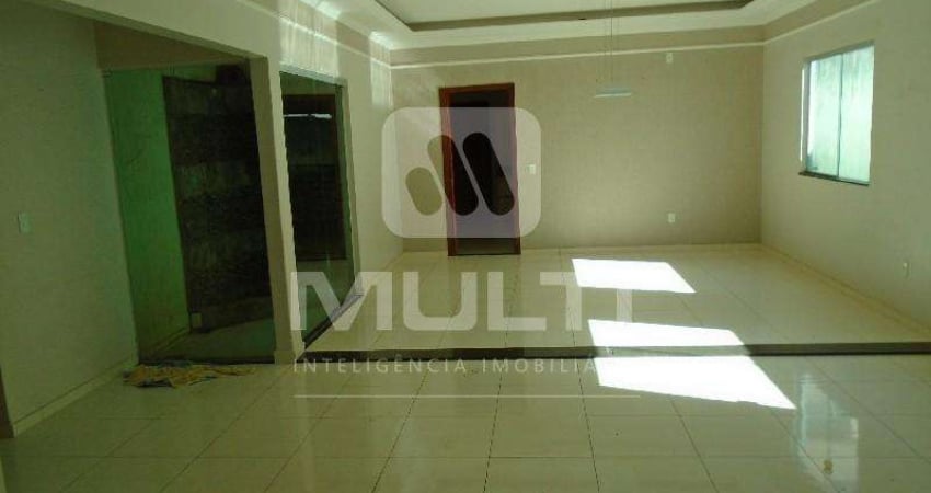Casa com 3 quartos para alugar no Santa Mônica, Uberlândia 