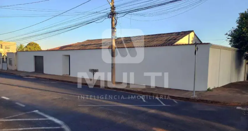 Casa com 3 quartos para alugar no Custódio Pereira, Uberlândia 