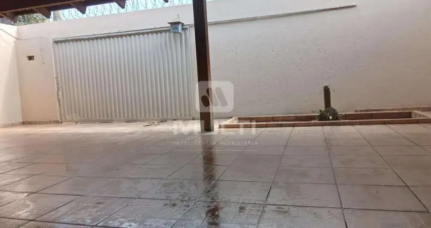 Casa com 4 quartos para alugar na Cidade Jardim, Uberlândia 
