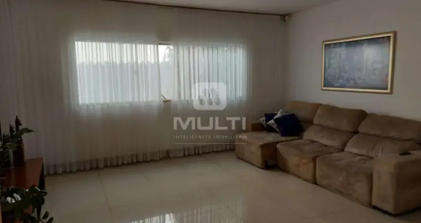 Casa com 3 quartos à venda na Cidade Jardim, Uberlândia 