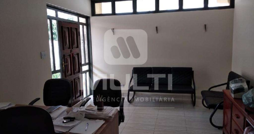 Casa com 5 quartos à venda no Bom Jesus, Uberlândia 