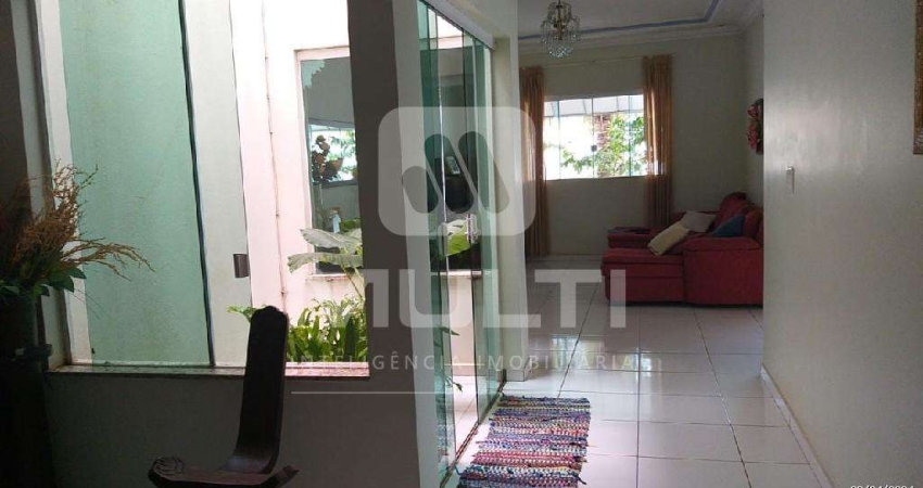 Casa com 3 quartos à venda no Presidente Roosevelt, Uberlândia 
