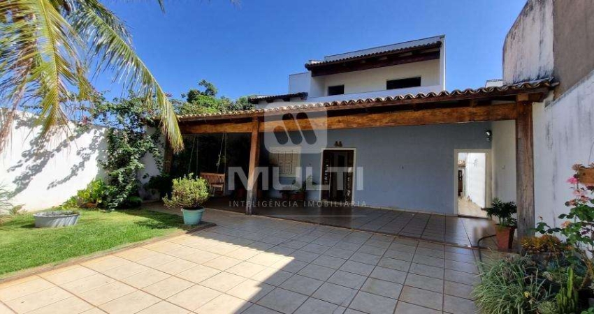 Casa com 3 quartos à venda no Marta Helena, Uberlândia 