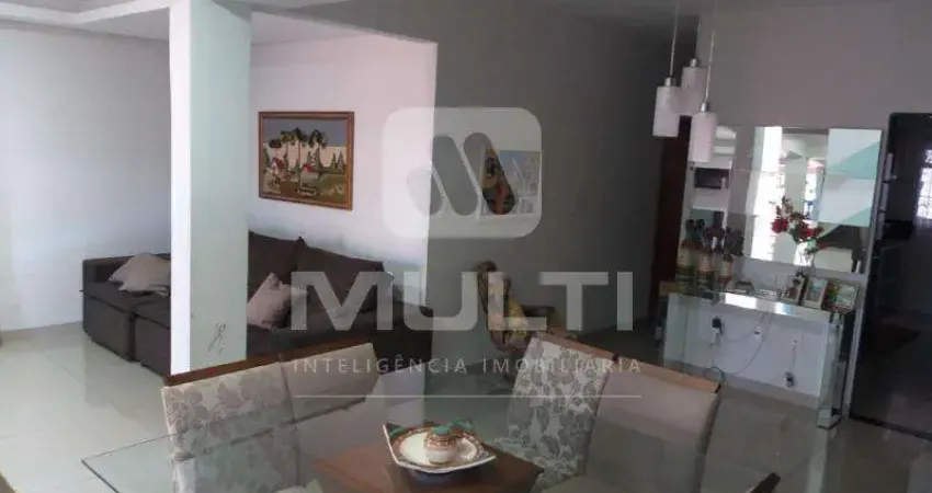 Casa com 4 quartos à venda no Jardim Europa, Uberlândia 