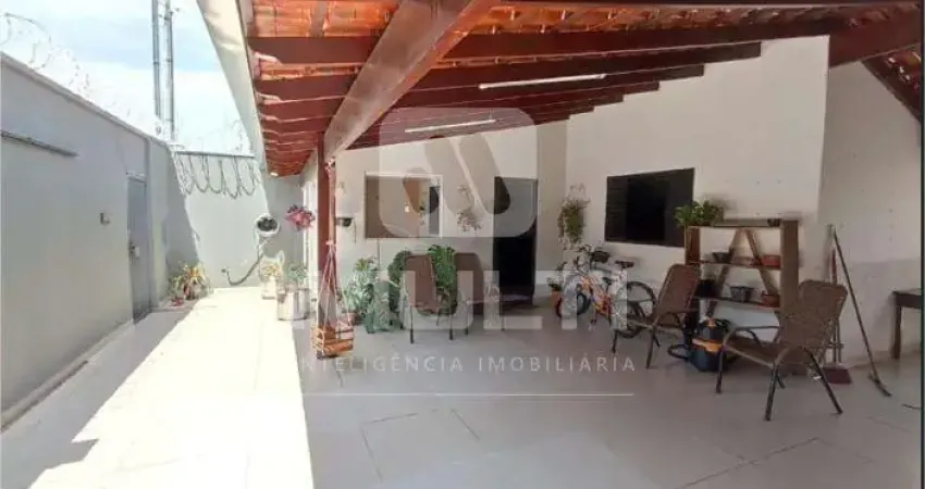 Casa com 3 quartos à venda no Jardim Europa, Uberlândia 